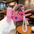 Dettaglio del portachiavi fitness rosa con mini borraccia, manubrio e altri ciondoli - Rosa