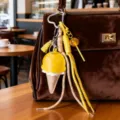 Lindo dije de bolso de helado de cuero PU con cuerdas trenzadas de colores y llavero. - Amarillo