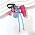 Mini porte-clés de sport fitness avec haltère kettlebell mignon et petite tasse rose. - Bleu