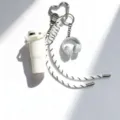 Wit-zwarte geweven sleutelhanger lanyard met mini waterfles en hoofdtelefoon bedels voor tas. - Wit