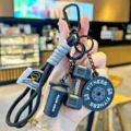 Primo piano dettagliato del portachiavi da fitness nero con pendenti a forma di manubrio. - 16cm / 55g / Nero