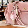 Lindo dije de helado para bolso y cordón colorido, vista detallada de los accesorios colgantes. - Rosa
