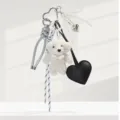 Portachiavi orsetto peluche con fiocco di perle e cuore, dettaglio ciondolo borsa. - 26cm / 60g / Bianco