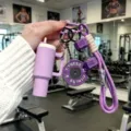 Dettaglio del portachiavi fitness viola con mini tazza, disco pesi e manubrio. - Viola