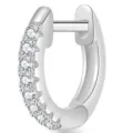 Detailopname van titaniumstalen huggie-oorbel met micro-pavé heldere zirkonia steentjes - Creolen (CC190-3) / Zilver Huggie Creolen (CC190-3)