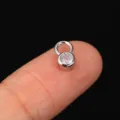 Pequeño colgante de plata con circonita cúbica engastada en bisel sobre la yema del dedo - Forma Redonda (CC165-1) / Plateado