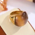 Detailansicht eines Vintage-Edelstahlrings mit einem marmorierten bernsteinfarbenen Harzstein. - Größe 7 / Dunkelbraun Marmoriert (Stil A)