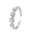 Eleganter silberner Edelstahlring offen mit vier Blumenmotiven und Kristallen. - Vier Kleine Blumen (WLR2140) Silber