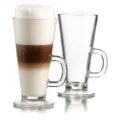 Dettaglio in primo piano di tazze da latte in vetro trasparente con manico e design pulito. - Trasparente