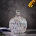 Detaillierte Nahaufnahme des irisierenden Kristallglas-Bonbonglases mit feinen Diamantschliffmustern. - S / Sternenhimmel-Farbenfroh