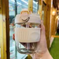 Tazza da caffè in vetro portatile con cannuccia, bicchiere da viaggio con custodia in silicone - 301-400ml / Bianco Latte