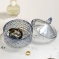 Gros plan détaillé du bocal de stockage en verre bleu avec couvercle à motifs et décors. - Bidon / Bleu Glacé