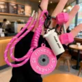 Primo piano dettagliato di un portachiavi fitness rosa con manubri in miniatura. - Rosa