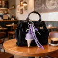 Borsa a mano in velluto nero con ciondolo gelato viola e cordino colorato, elegante e chic. - Viola