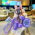 Portachiavi borsa fitness viola con manubrio piastra bilanciere e shaker bottiglia design. - 16cm / 55g / Viola