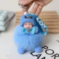 Llavero de muñeca dormida esponjosa con pompón azul, gorro de punto y cinta decorativa Love. - Azul (14 cm / 37 g)