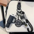 Dettaglio portachiavi fitness con ciondoli a manubrio e borraccia su una borsa - Nero