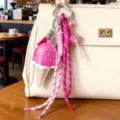 Lindo dije de bolso de helado de cuero PU rosa con cordón tejido y colgante de piruleta. - Rosa rojo