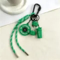 Portachiavi borsa fitness verde con piccolo manubrio in miniatura, piastra e shaker. - Verde