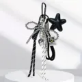Portachiavi con fiocco di perline nero e bianco alla moda con stella e cuore. - Nero