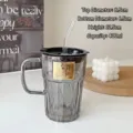 Detailansicht des rauchgrauen Glas-Strohbechers mit Bärenlogo und 400ml Fassungsvermögen - 401mL-500mL / Rauchgrau