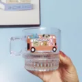 Dettaglio tazza da caffè in vetro trasparente con motivo bus e comodo manico ergonomico. - 301-400ml / Autobus Vintage
