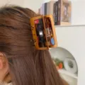 Detailansicht der Retro-Kassetten-Haarklammer aus hochwertigem Acetat-Material - Kassette