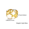 Detailansicht eines goldfarbenen Rings mit geometrischen Gliedern und weißer Perle - Ankerkettendesign (CXR00698-41)