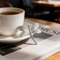 Texture détaillée d'une broche libellule en acier argenté sur une table de café cosy - Libellule Argentée Ajourée (CXXZ009-B-01)
