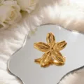 Élégante broche fleur dorée en relief 3D en acier inoxydable avec pétales texturés pour femme - Fleur Sculptée 3D Dorée (CXXZ009-A)