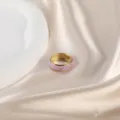 Eleganter offener Ring in Goldoptik mit rosa Emaille und funkelnden Kristallsteinen - Rosa Emaille-Strass-Stil (CXR00698-28)