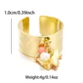Detailansicht des breiten 18k vergoldeten Hammerschlagrings mit Schmetterling. - Schmetterling Perle Oranger Stein Anhänger Stil (CXR00899G)