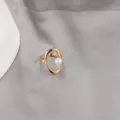 Minimalistischer offener Ring aus goldfarbenem Titanstahl mit Perle - Geometrischer Hohlstil (CXR00698-2)