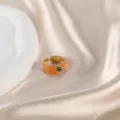 Vintage-Ring, orangefarbenes Emaille, offener Ring mit grünem Stein und Goldrand - Orangegrüner Malachit-Emaille-Stil (CXR00698-33)