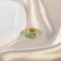 Vintage vergoldeter offener Ring mit grüner Emaille und Stein auf Seidenstoff - Grüner Emaille-Türkisperlenstil (CXR00698-35)