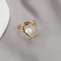 Minimalistischer offener Goldring aus Titanstahl mit Herzrahmen und weißer Perle. - Herz-Umfassender Stil (CXR00698-8)
