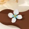Eleganter weiß-blauer Blumen-Brosche mit Goldakzenten auf braunem Ständer - Blau Farbverlauf Stil (CXXZ025-lan)