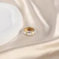 Vintage minimalistischer vergoldeter offener Ring mit weißer Emaille und Strass - Weißer Emaille-Mikro-Pave-Stil (CXR00698-37)