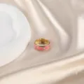 Eleganter goldener verstellbarer Ring mit rosa Emaille und Kristallen auf Satin-Hintergrund - Rosa Emaille-Rundstrass-Stil (CXR00698-39)