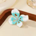 Elegante Brosche mit blau-weißem Emaille-Farbverlauf und Kristallmitte in Goldton - Blau-Weiß Farbverlauf Stil (CXXZ026-lan)
