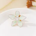 Eleganter 3D-Blumen-Brosche mit grünem Emaille-Verlauf und funkelndem Zirkonia-Stein. - Blau-Weiß 5-Blütenblatt Stil (CXXZ027-lan)