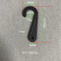 Vista detallada que muestra las dimensiones precisas de un gancho de plástico negro para calcetines - CY10013 (43.5mm x 18mm) / Negro Translúcido