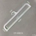 Gedetailleerde afmetingen voor de transparante plastic sjaalhanger model CY-03013. - Helder Wit
