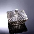 Eleganter bernsteinfarbener quadratischer Glasbehälter mit Deckel für Schmuck und Süßigkeiten - 10cm Quadratisches Glas / Bernstein Gold