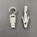 Juego de dos ganchos colgantes de plástico blanco con clips para cortinas y guantes - Estilo Blanco Extendido (CY06006) / Blanco