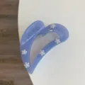 Eleganter lila herzförmiger Haarklammer mit zarten weißen Blumenmotiven verziert - Blau Herz-Clip