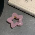 Dettaglio della molletta per capelli rosa a stella cava con una molla dorata resistente - Rosa