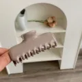 Detalle de pinza para el cabello de PC duradera en color moka para peinados medios - Gris Arroz Cremoso