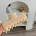 Detalle de una pinza para el pelo de PC color crema minimalista con doble muelle - Beige Gelatina