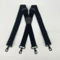 Primo piano delle bretelle elastiche a X con clip di metallo robuste e toppa in pelle. - Stile a Ganci / Grano di Mais Nero